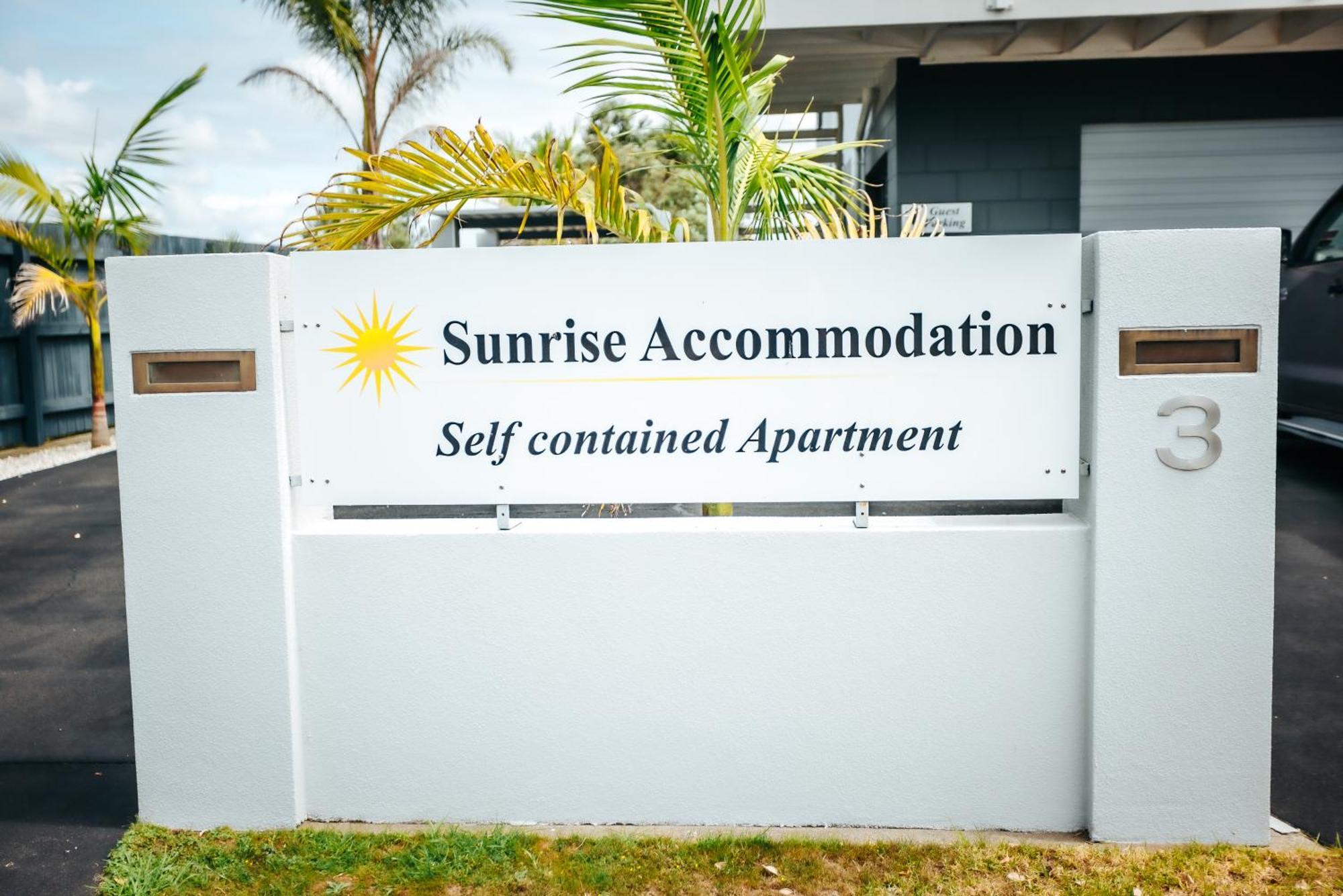 Sunrise Accommodation 와카타네 외부 사진